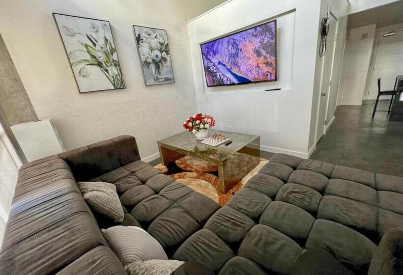 1 Bedroom Penthouse Apartment, Luxury Sky Rise