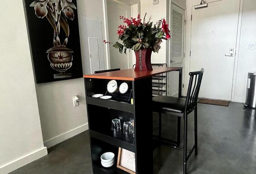 1 Bedroom Penthouse Apartment, Luxury Sky Rise