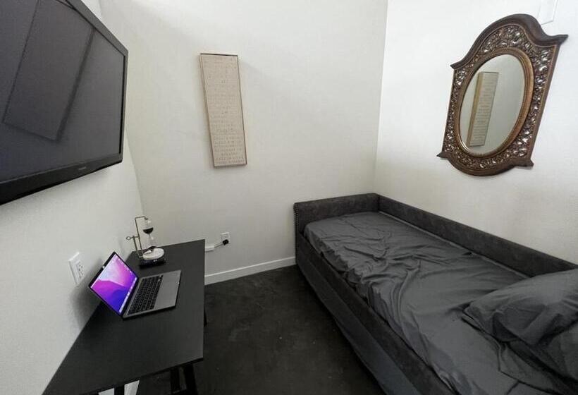 1 Bedroom Penthouse Apartment, Luxury Sky Rise