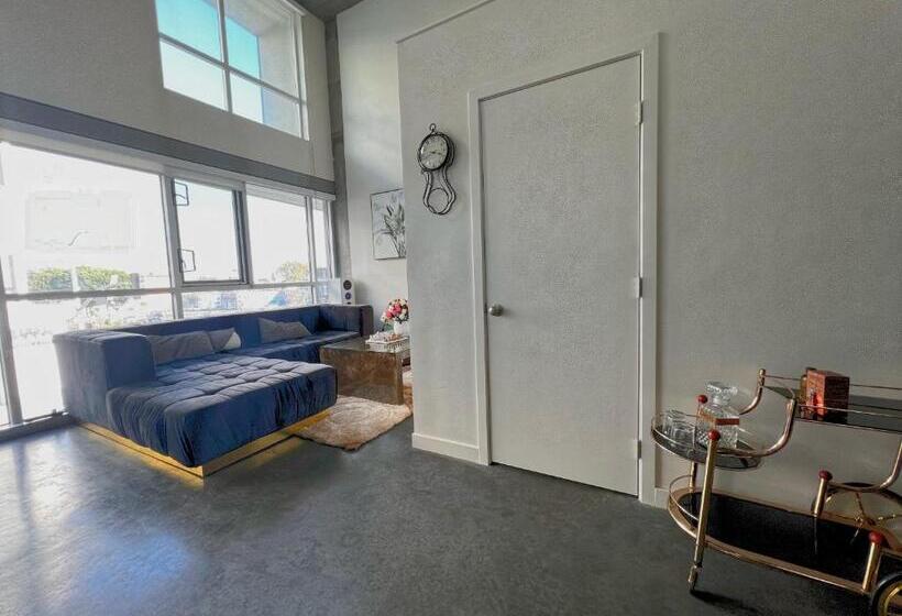 1 Bedroom Penthouse Apartment, Luxury Sky Rise