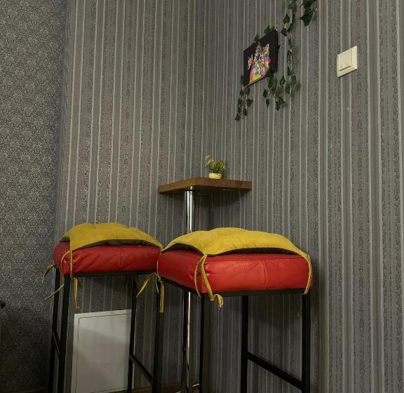 اتاق لوکس با تخت بزرگ, Ararat Poznyaki Hostel Kyiv