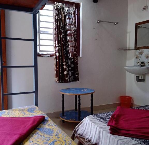 اتاق اکونومی, Gundappa Cafe Gokarna Kudle Beach