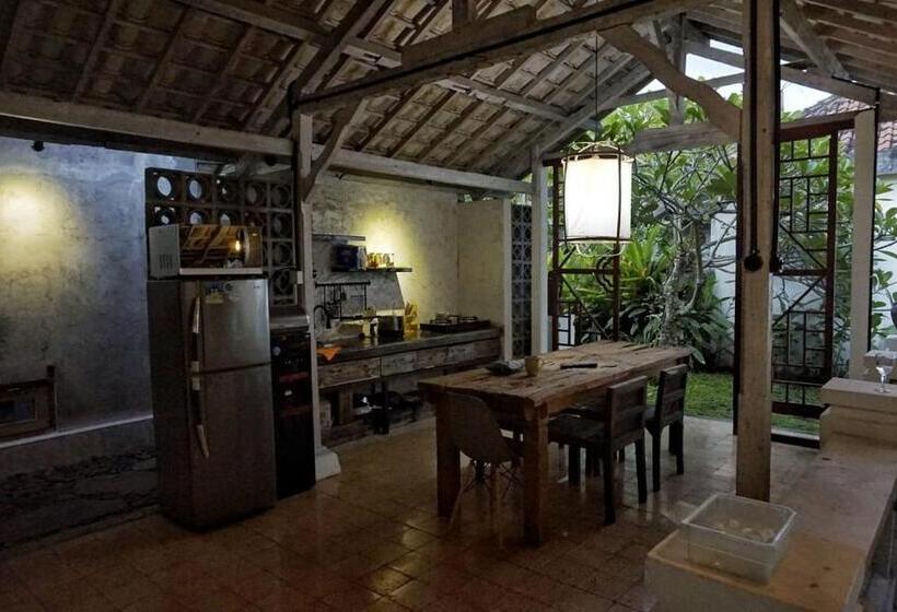 اتاق استاندارد با چشم‌انداز استخر, West Room At Semadi Living