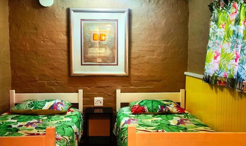 اتاق استاندارد, Moonsong Accommodation & Camping