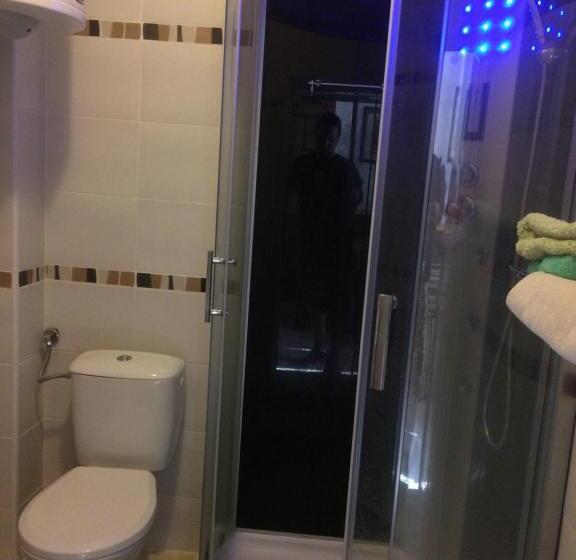 اتاق ساده سه‌ نفره, Hostel Arijana
