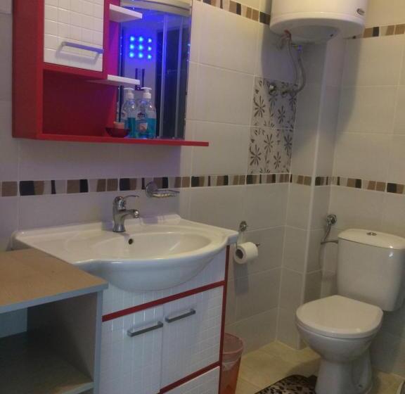 اتاق ساده سه‌ نفره, Hostel Arijana