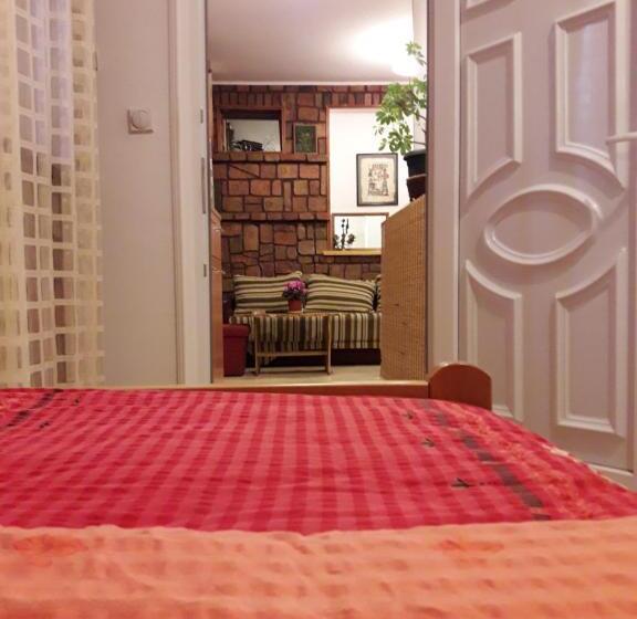 اتاق ساده سه‌ نفره, Hostel Arijana