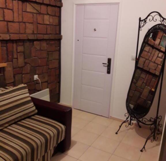 اتاق ساده سه‌ نفره, Hostel Arijana
