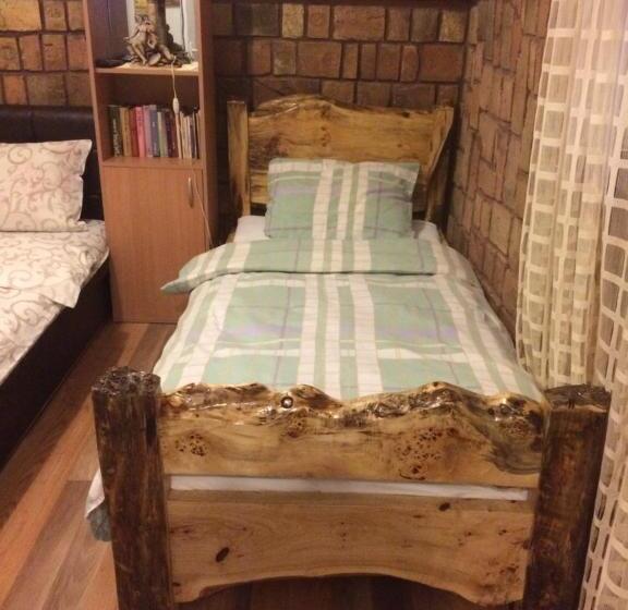اتاق ساده سه‌ نفره, Hostel Arijana