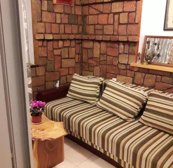 اتاق ساده سه‌ نفره, Hostel Arijana
