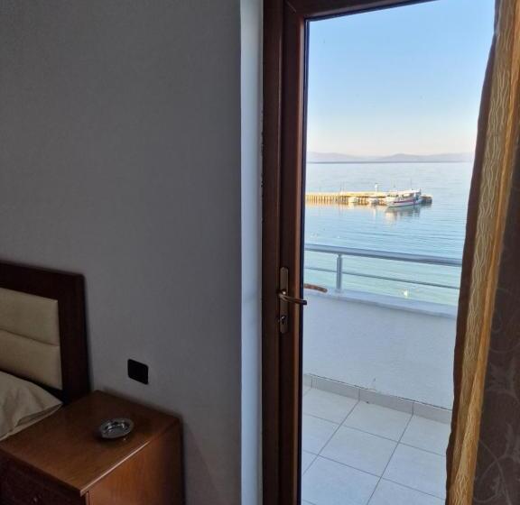 اتاق استاندارد, Restaurant Savoja