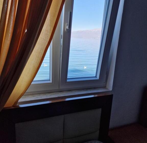 اتاق استاندارد سه نفره, Restaurant Savoja