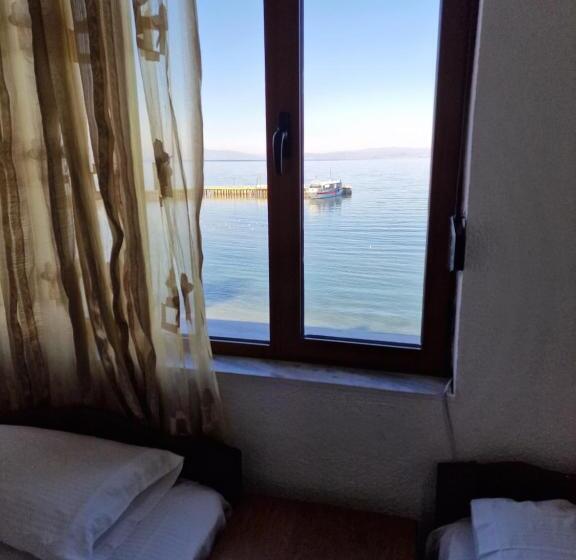 اتاق استاندارد سه نفره, Restaurant Savoja