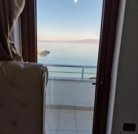 آپارتمان 2 خوابه, Restaurant Savoja