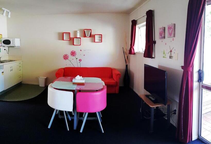 سوییت لوکس, Aurora City Suites Motel