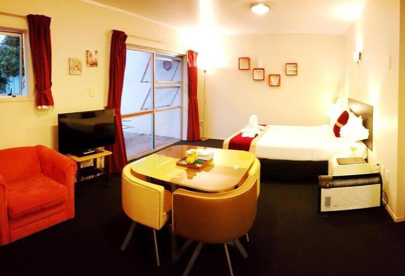 سوییت لوکس, Aurora City Suites Motel