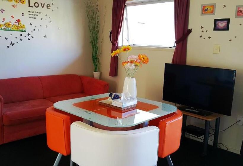 سوییت لوکس, Aurora City Suites Motel
