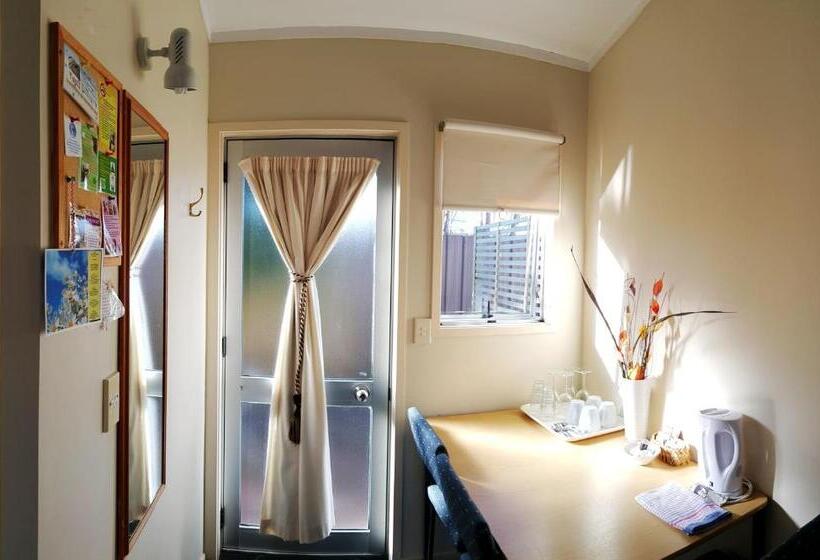 استودیو داخلی مدیریتی, Aurora City Suites Motel
