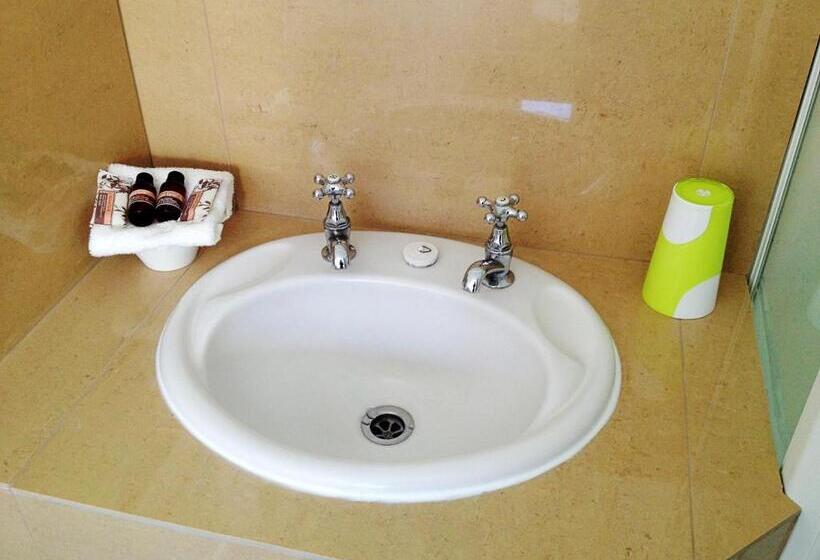 سوئیت دلوکس 2 خوابه, Aurora City Suites Motel