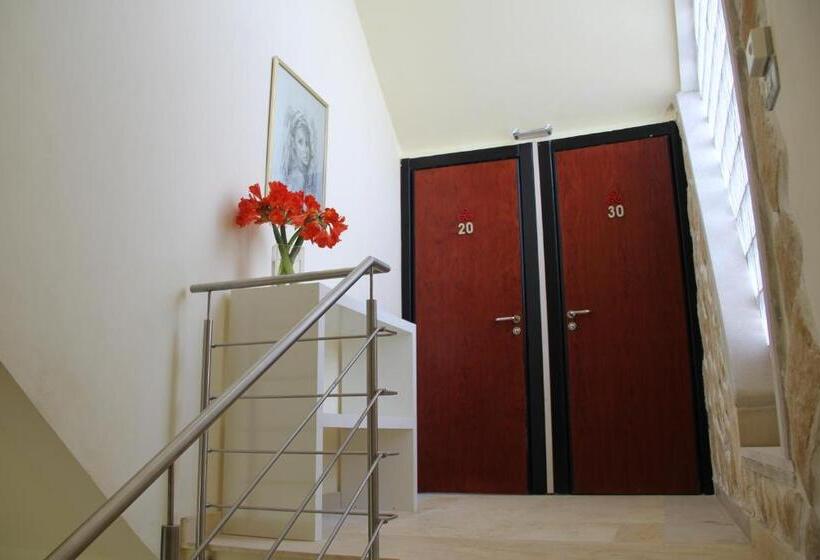 اتاق استاندارد چهارنفره با چشم‌انداز باغ, Sicilia Bedda B&b
