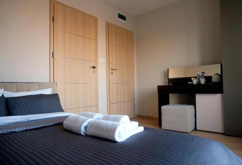 Comfort room with lake view, Villa Modlin Airport