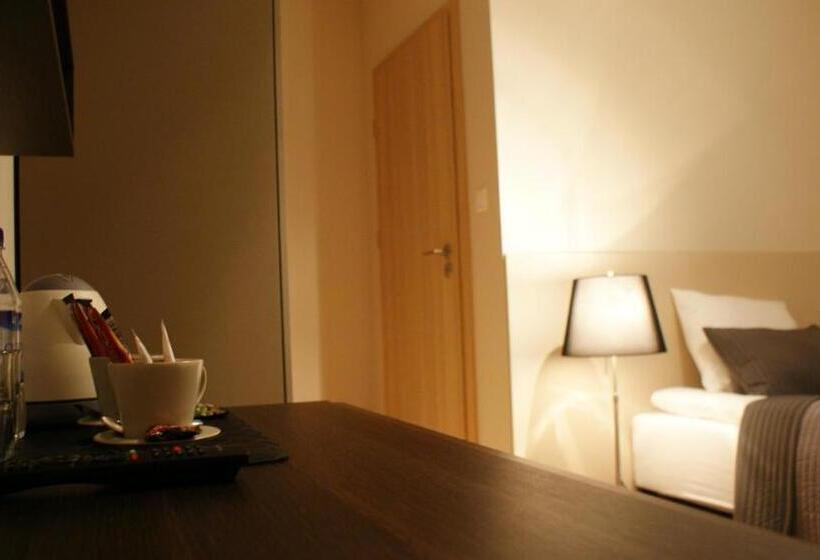 اتاق استاندارد با چشم‌انداز دریاچه, Villa Modlin Airport