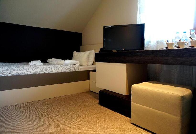 اتاق استاندارد سه نفره, Villa Modlin Airport