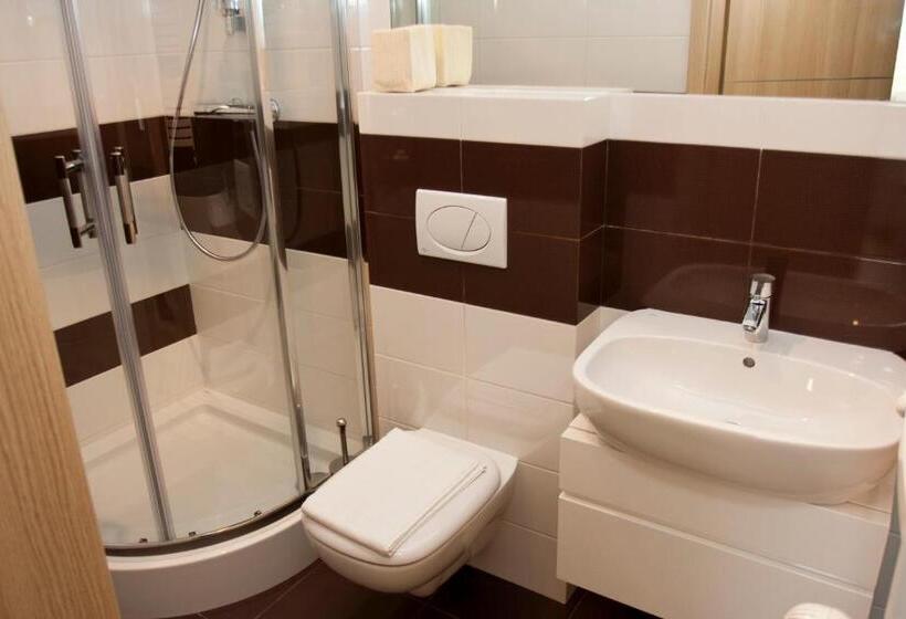 اتاق استاندارد سه نفره, Villa Modlin Airport