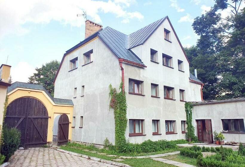 استودیو خانوادگی, Zamek Międzylesie