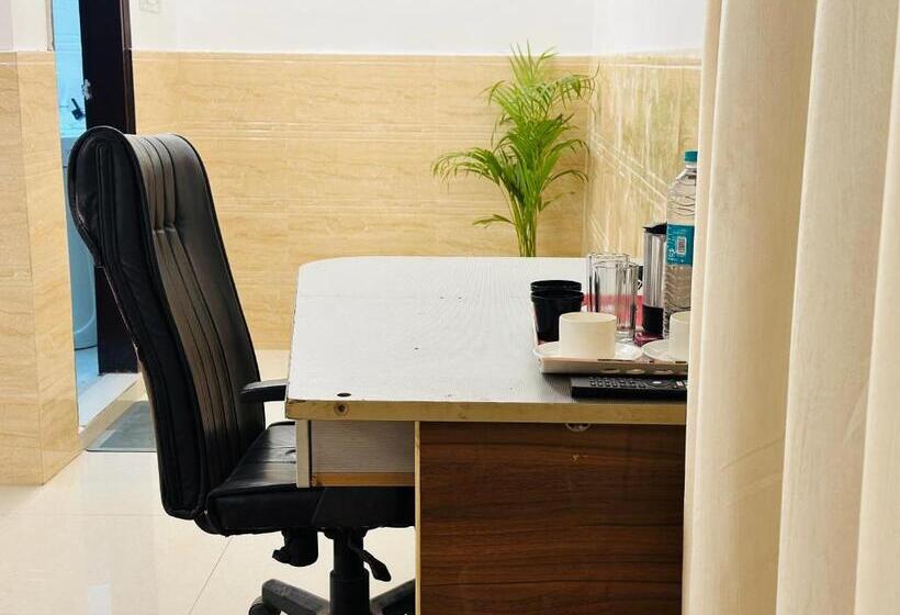 اتاق لوکس, Relax In   Noida Sector 18
