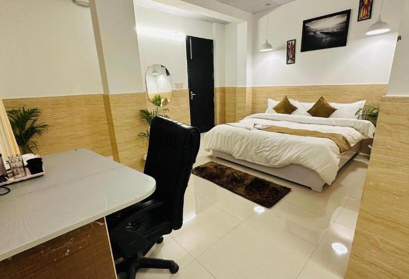 اتاق لوکس, Relax In   Noida Sector 18