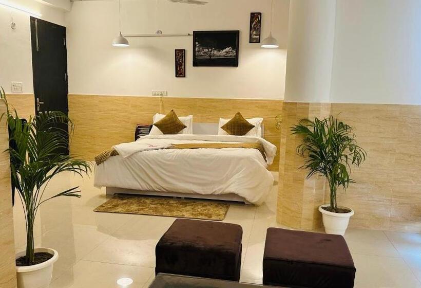 سوئیت با بالکن, Relax In   Noida Sector 18