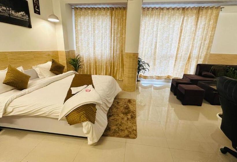 سوئیت با بالکن, Relax In   Noida Sector 18