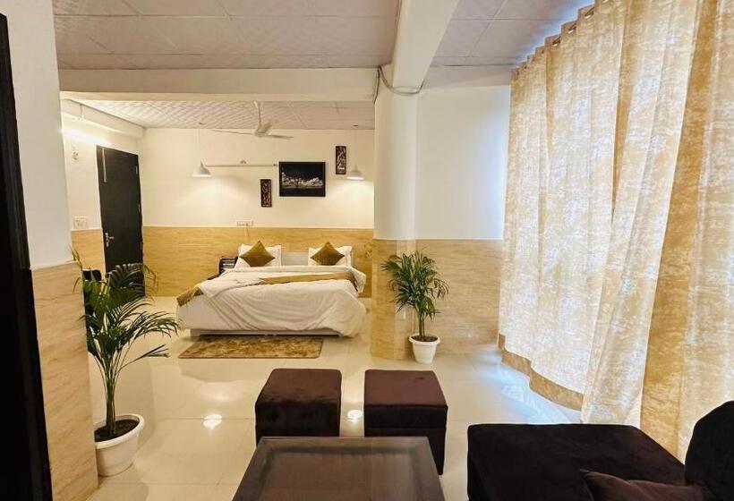 سوئیت با بالکن, Relax In   Noida Sector 18