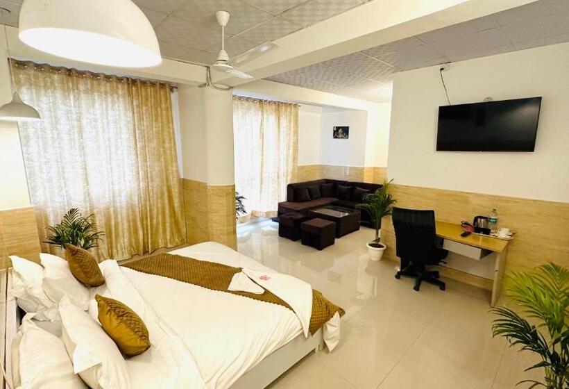 سوئیت با بالکن, Relax In   Noida Sector 18