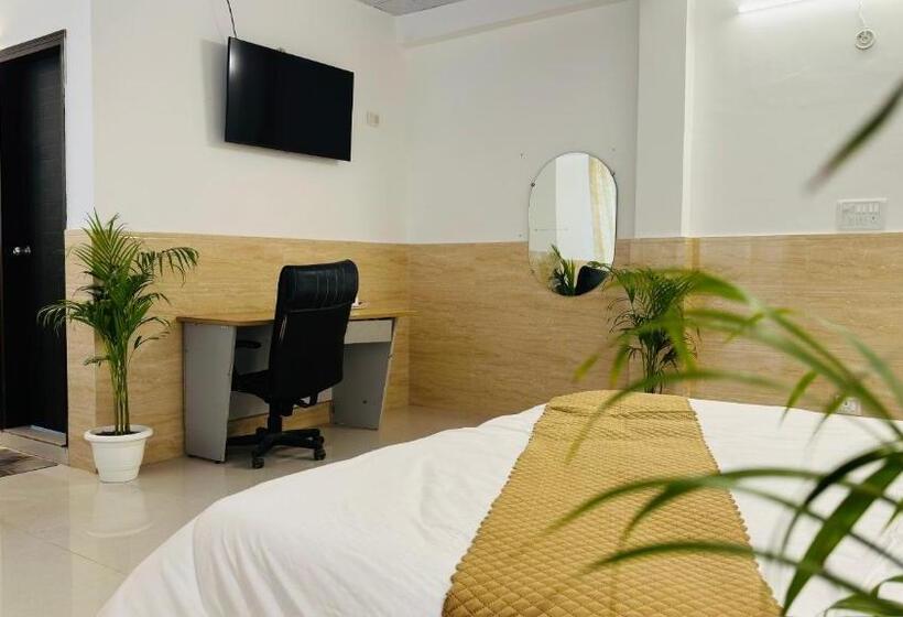 سوئیت با بالکن, Relax In   Noida Sector 18