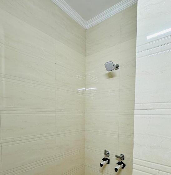 سوئیت با بالکن, Relax In   Noida Sector 18