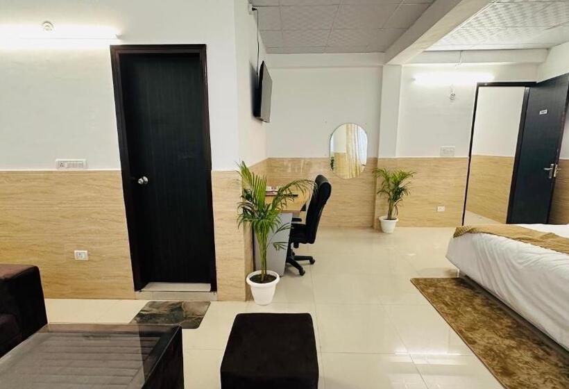 سوئیت با بالکن, Relax In   Noida Sector 18