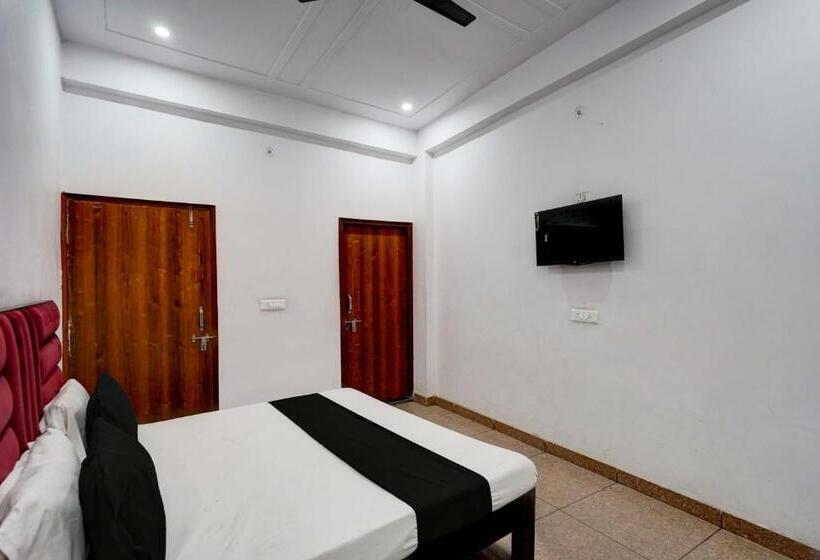 اتاق کلاسیک سه تخته, Oyo Hotel Robin Inn