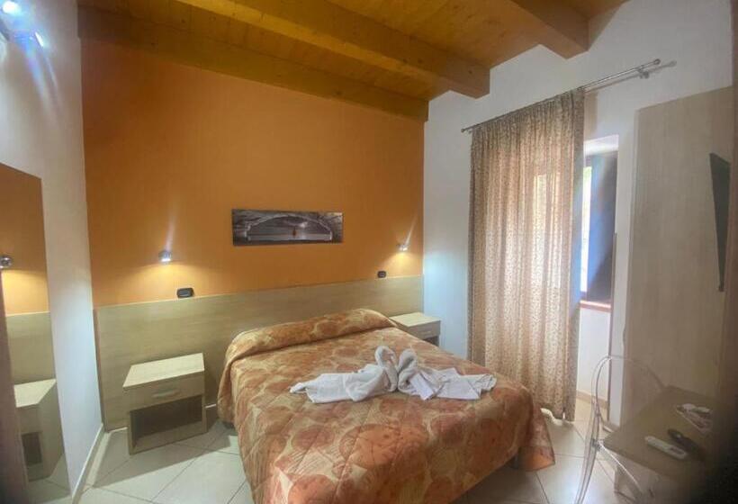 اتاق لوکس, Mandanici :borgo Marsalini 2.0