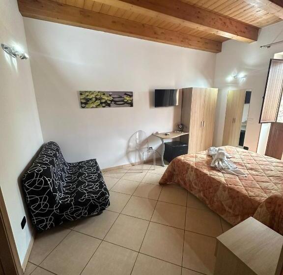 اتاق استاندارد چهارنفره با بالکن, Mandanici :borgo Marsalini 2.0