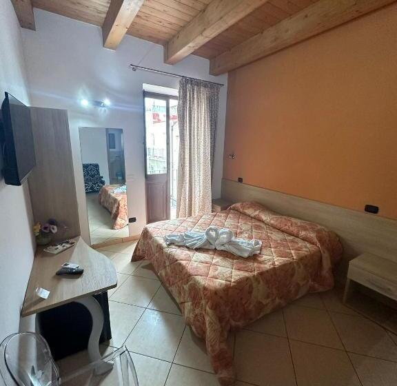 اتاق استاندارد چهارنفره با بالکن, Mandanici :borgo Marsalini 2.0