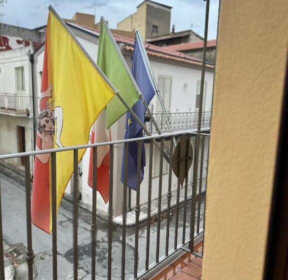 اتاق استاندارد چهارنفره با بالکن, Mandanici :borgo Marsalini 2.0
