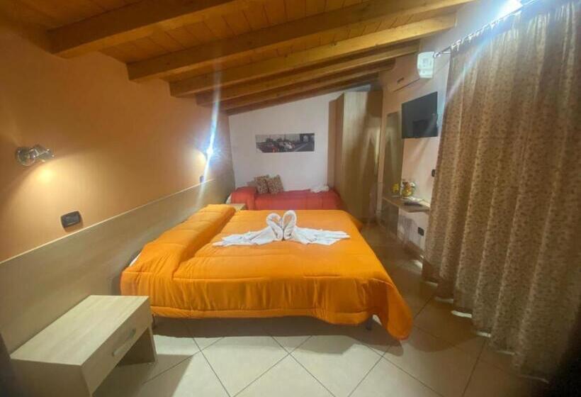 اتاق لوکس خانوادگی, Mandanici :borgo Marsalini 2.0