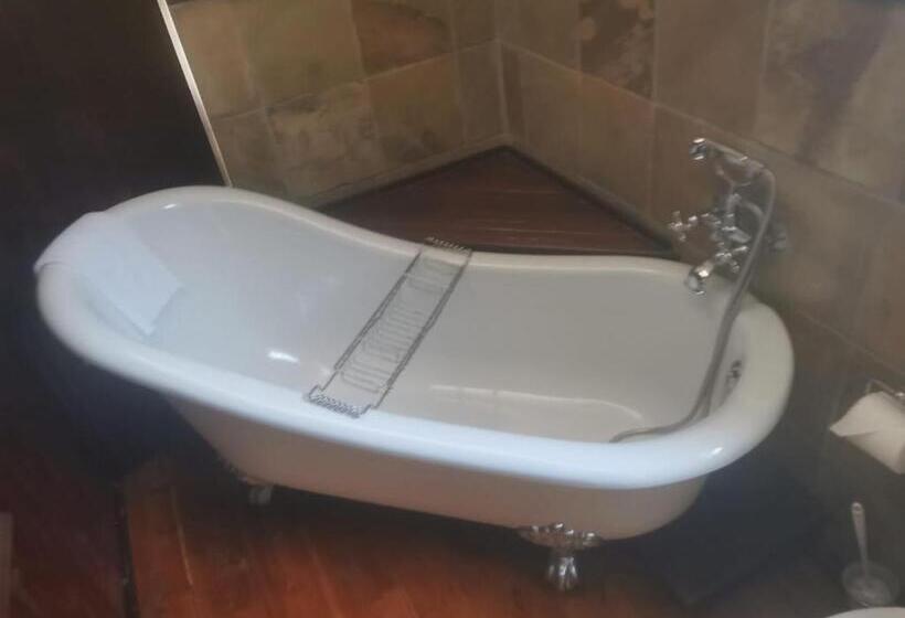 اتاق راحتی, Tom S Place Guest House