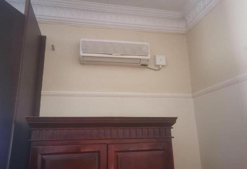 اتاق راحتی, Tom S Place Guest House