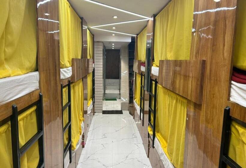 ルームシェアのワンベッド, Sai Sharan Dormitory Near Dadar Railway Station