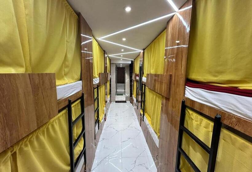 ルームシェアのワンベッド, Sai Sharan Dormitory Near Dadar Railway Station