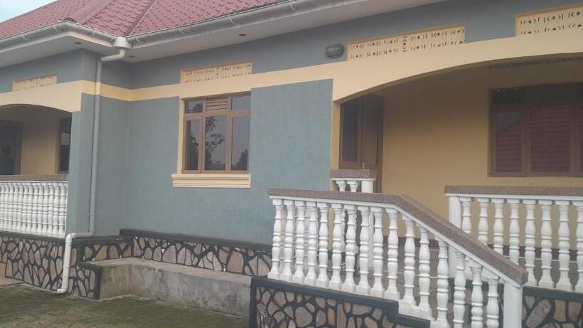 اتاق خانوادگی, Sawa Sawa Guest House
