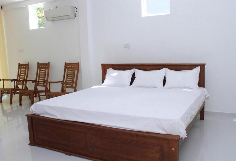 اتاق خانوادگی, Vthree Family House